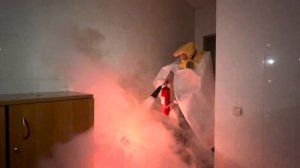 Тушение автономного симулятора «Погас» огнетушителем и противопожарным полотном в помещении