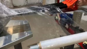 Обмотчик в стрейч пленку. Упаковка лопат на Орбитальном упаковочном станке - Komfort K