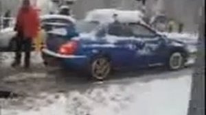 Subaru Impreza вытаскивает фуру из снега