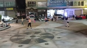 Тайцы занимаются фитнессом на улице Паттайи 30.10.24