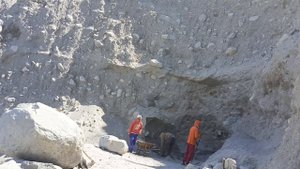 Строительство, при сильном ветре неоднократно утёсы обрушивались