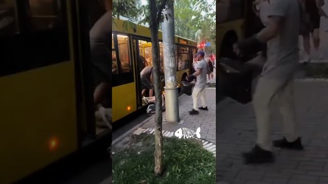 Kyiv.The military throws people off the bus смотреть онлайн