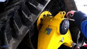 Монтаж гусеничного хода Poluzzi на комбайне New Holland