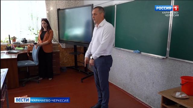 Энергетики филиала "РусГидро" провели урок электробезопасности с восьмиклассниками №8 Черкесска
