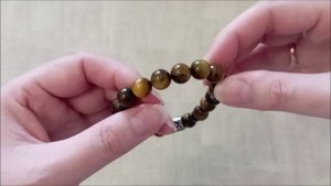 Браслет из тигрового глаза с руной Феху. Украшения талисманы