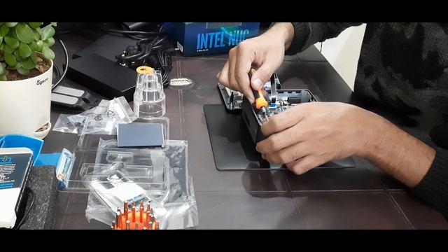 Intel® NUC 10 i7FNH Barebone Kit | DIY Assembling SSD and DDR RAM смотреть онлайн