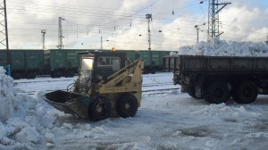 Погрузчик МКСМ-800 и самосвал КамАЗ-55102. Уборка снега.