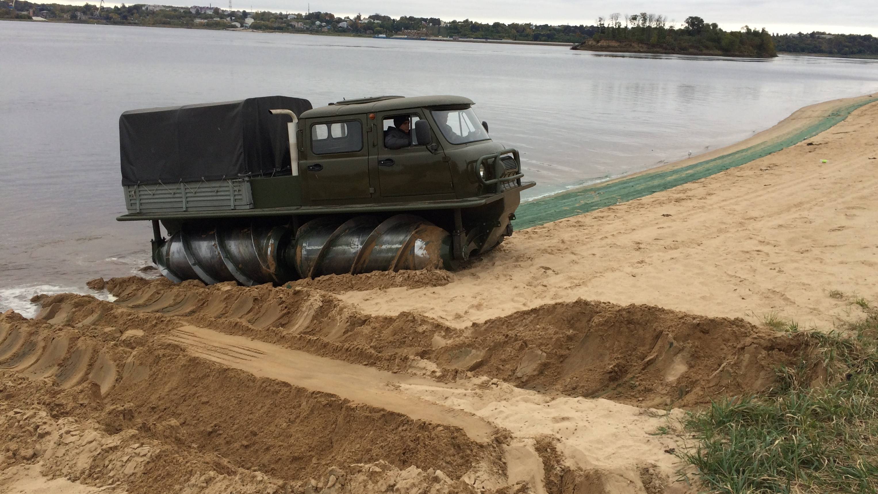 ЗВМ-2901 ТП с РВД (шнекоход):  Вездеход с роторно-винтовым движителем