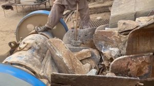 Строительство, дробление щебёнки