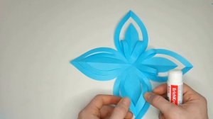 Как вырезать красивую снежинку из бумаги своими руками