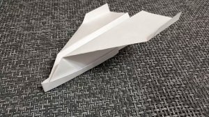 Как сделать самолетик из бумаги [Оригами]