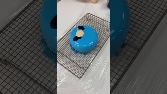 Морские разводы на муссовом торте из подручных средств #муссовыеторты #торт #зеркальнаяглазурь