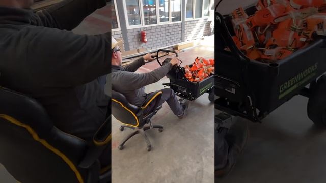Аккумуляторная тачка Greenworx в действии ✌