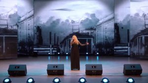 "Довоюй, Родной..."На сцене Юлия Абрамович, солистка вокального ансамбля "Менестрели", Беларусь.