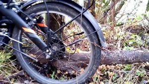 ВЕЛОСИПЕДНАЯ ПРИСПОСОБА ОЧИСТКИ КОЛЁС ОТ НАЛИПАНИЯ ГЛИНЫ И ЛИСТЬЕВ В ПОЕЗДКАХ НА ПРИРОДЕ