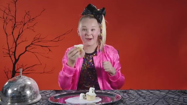 JoJo Siwa, Breanna Yde, & More Try the Halloween 'Trick or Treat Taste Test' 🎃 смотреть онлайн
