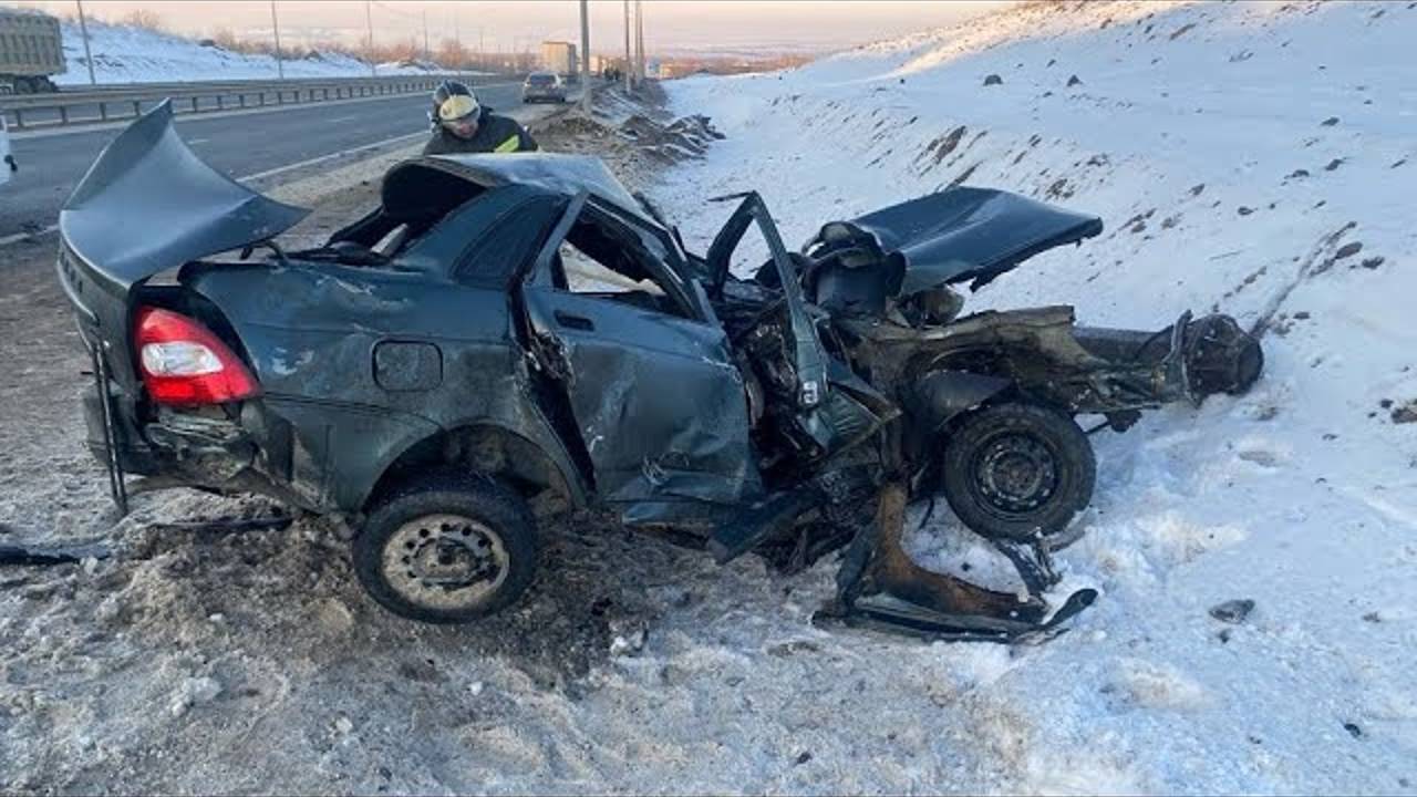 «Приора, два столба, вырванный мотор». Молодёжь попала в смертельное ДТП под Саратовом