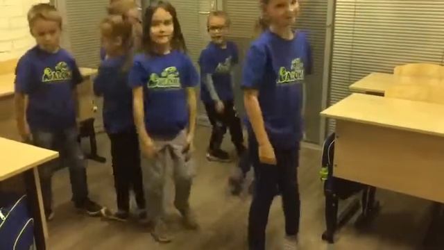 Дети на занятии по ментальной арифметике ALOHA, программа Tiny Tots (5-7 лет), играют в игру-танец