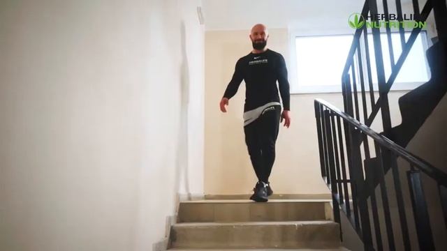 Спорт на ступеньках. Павел Сыроежкин. эксперт Herbalife Nutrition смотреть онлайн