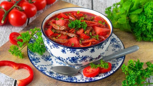 Борщ с кислой капустой и свеклой с говядиной.