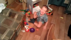 Мальчик любит позировать