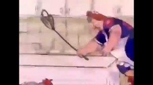 Уходи отсюда.