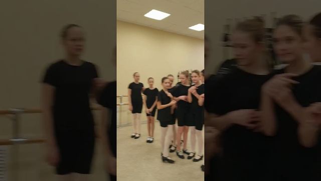 Провокационные упражнения актерского мастерства для экспериментов с оценками и импровизацией смотреть онлайн