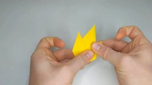 Как сделать снежинку из бумаги  Поделки оригами на Новый год 2021