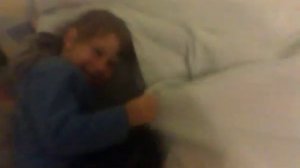 Папа пугает детей вареным раком.