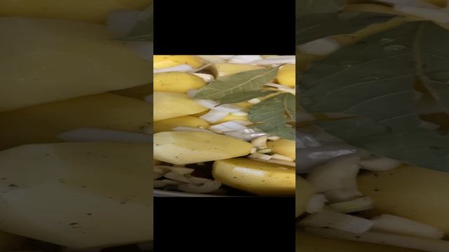 Мясо с картошкой и луком в сотейнике .