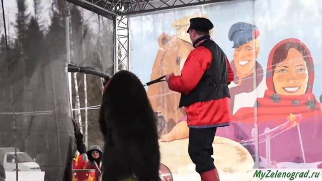 Выступление медведя на празднике "Широкая Масленица"