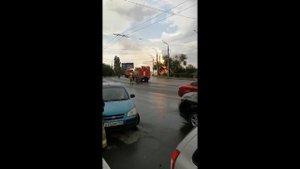 В Саратове грузовик с моста упал на газовую трубу, возник пожар