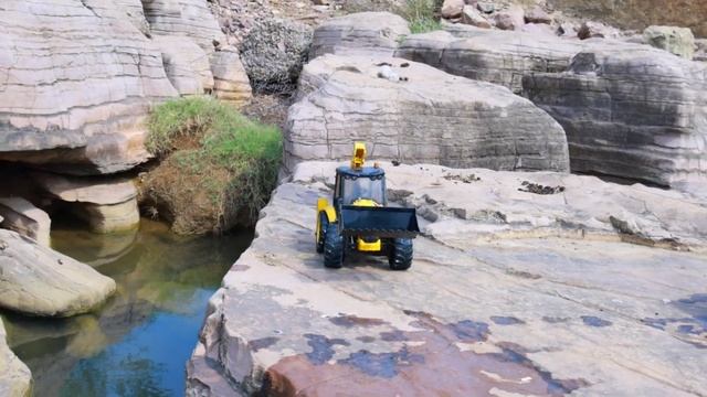 2 трактора упали с водопада смотреть онлайн