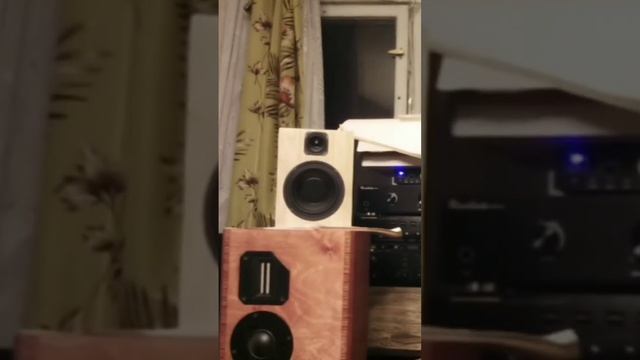 сравнение звучания двух пар акустики