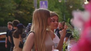 4K. Hot release, Moscow today, Russian youth relax on a walk along the Patriarch s Ponds.