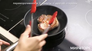 Стейк Ти-бон из свинины на сковороде