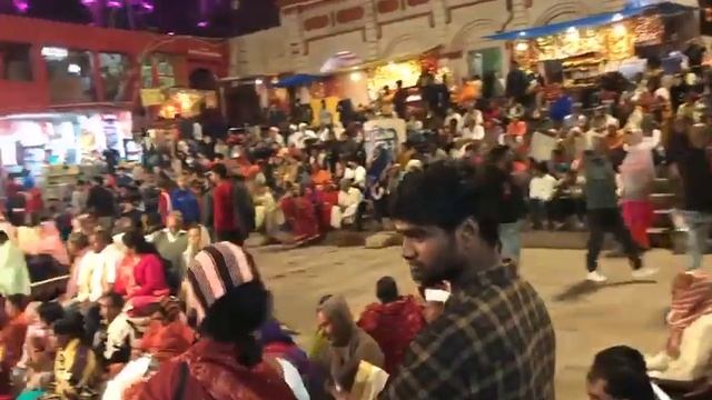 Подготовка к церемонии АРАТИ Ганге на Ашвамедха-гхате смотреть онлайн