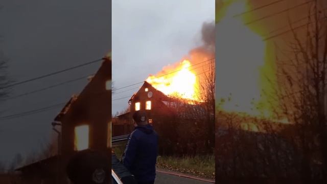 🔥В Костино под Дмитровом загорелся трехэтажный частный дом🔥