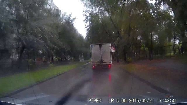 Не люблю водил на желтых машинах.