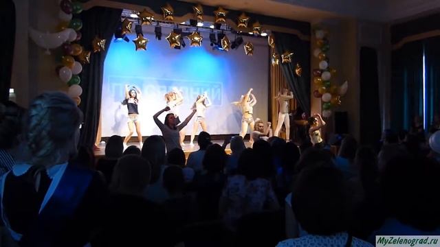 Девчонки-выпускницы