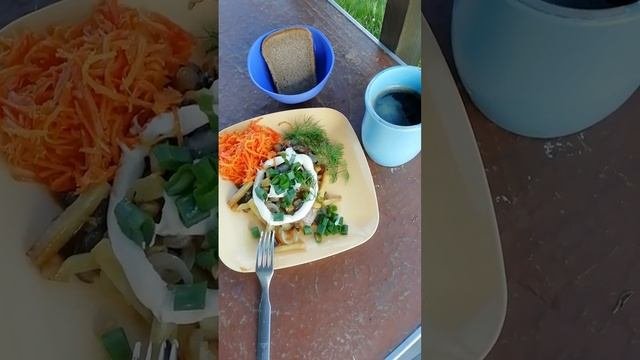 Хотел пафосно снять картошку с грибами и луком, а на вид фиг знает что.