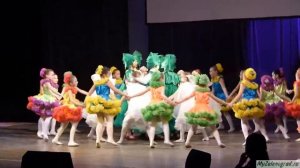 "Дед Мороз всю ночь колдовал". Исполняют вокальная студия "Качели" и Театр танца "Сапфир"