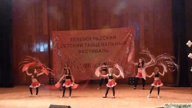 Танцевальное шоу "Вейлы". Исполняет студия танца "Жасмин"