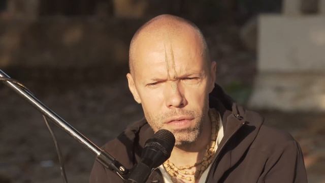 Дан Гхати – место, где Кришна взимает налог с гопи. Рагхунатх дас Госвами пишет Дана-кели-чинтамани смотреть онлайн