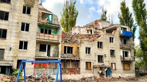 Югорские строители восстанавливают одну из немногих уцелевших пятиэтажек в Авдеевке