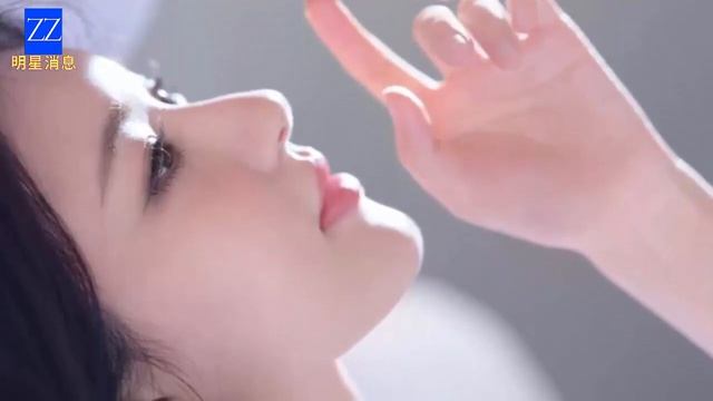 Leo Wu and Zhao Lusi hand in hand together debut in front of their fans. смотреть онлайн