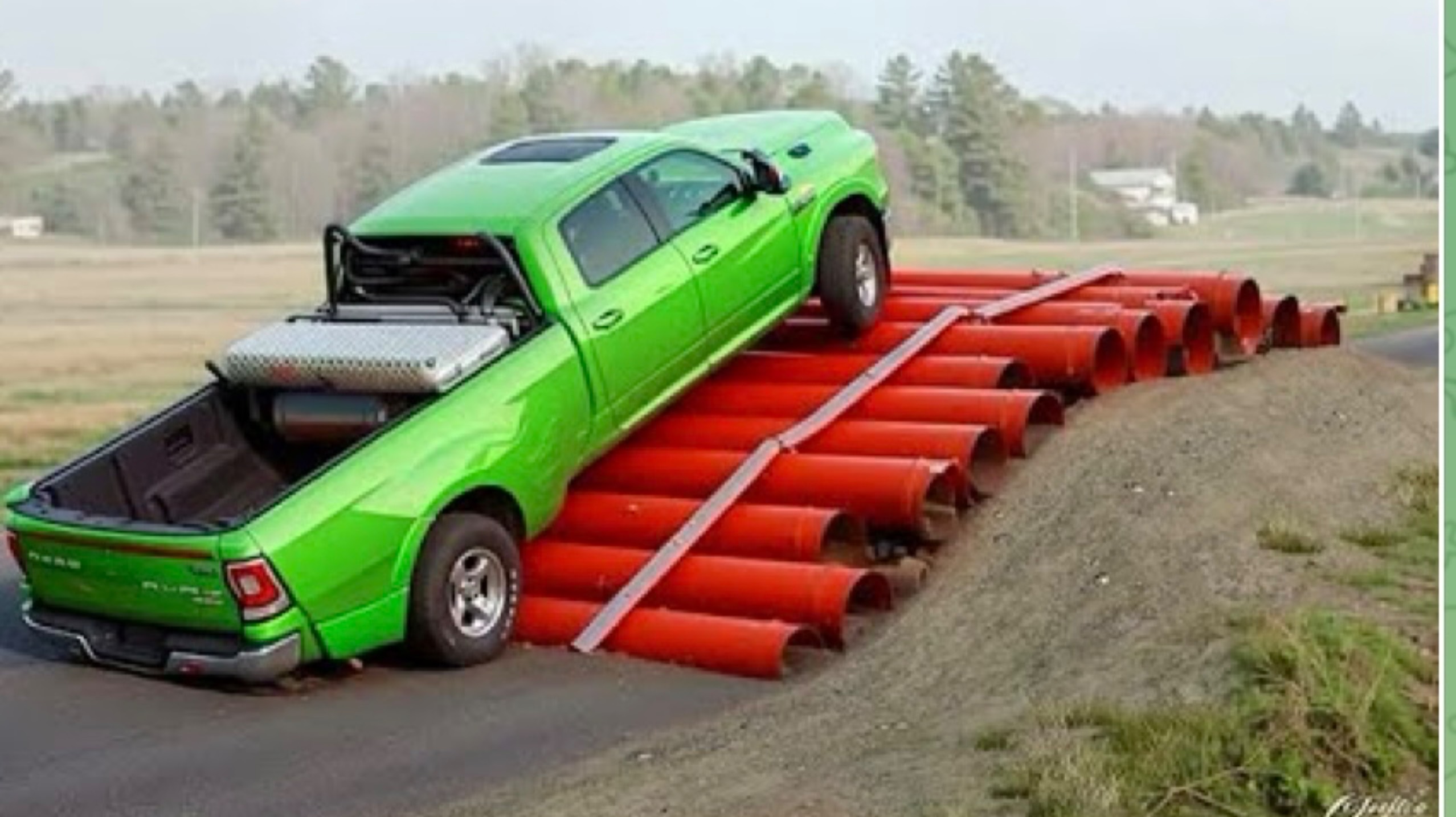 Автомобили против труб на дороге смотреть онлайн