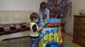 ПО ПОЛЯМ СИНИЙ ТРАКТОР ЕДЕТ К НАМ. Гоша и Синий Трактор. Первое знакомство.