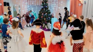 Детская песенка про ёлочку "Ёлка-Елочка"