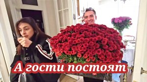 А гости постоят. Обзор